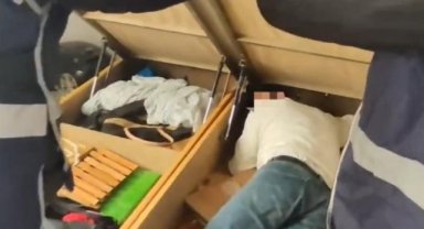 İzmir'de katil yeğen saklandığı yatak odasındaki bazanın içinde yakalandı