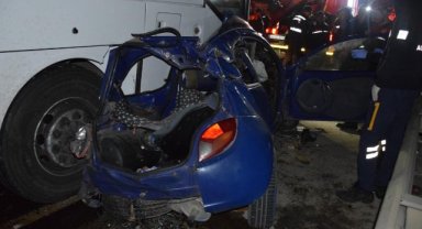 İzmir’de yolcu otobüsü ile otomobil çarpıştı: 2’si ağır 4 yaralı