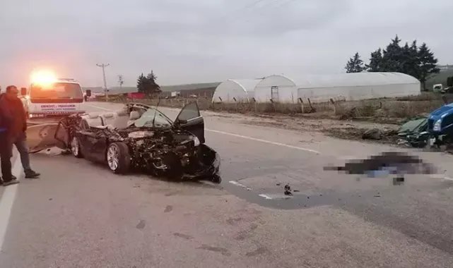 Kamyonete çarpan otomobilin sürücüsü yaralandı, yanındaki arkadaşı öldü