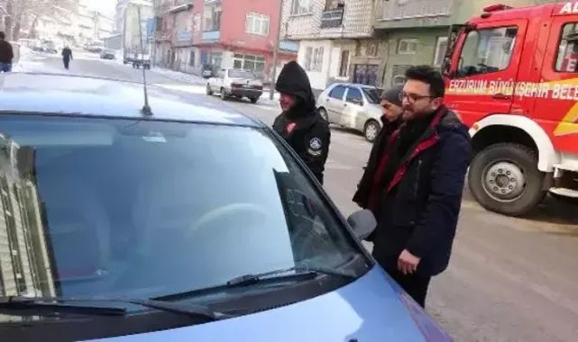Kapıları arızalı otomobilde kilitli kalan bebeği, itfaiye kurtardı