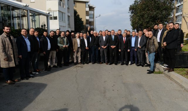 Karabağlar'a asılan 'İcraat Yapılmaz' levhası iniyor