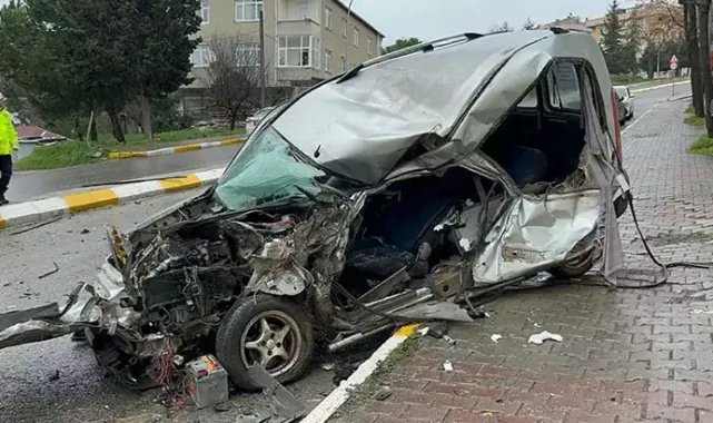 Kartal'da karşı şeride geçen cip hafif ticari araca çarptı