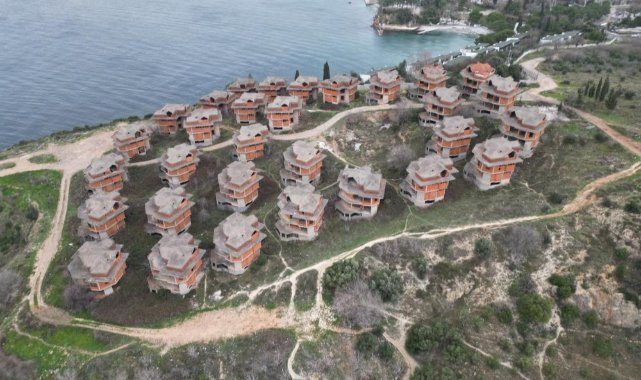 Kendi haline terk edilmiş villalar merak konusu oldu