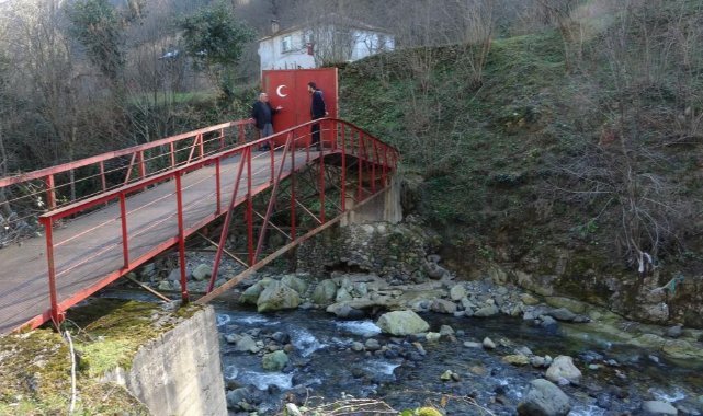 Köprüyü yaptırırken kimse destek vermeyince köprüye demir kapı yaptırıp kilit vurdu