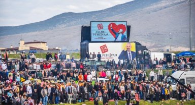 Menemen'de Folklorik deve gösterisi binleri buluşturdu