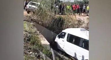 Mersin'de otomobille çarpışan yolcu minibüsü dereye yuvarlandı