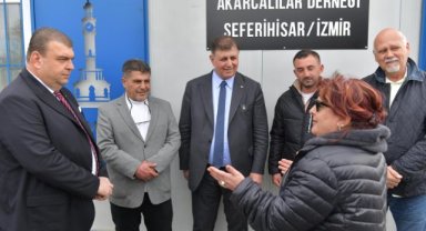 Mezattan fener balığı aldı, sahilde yürüdü