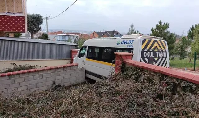 Okul servisi ile hafif ticari araç çarpıştı