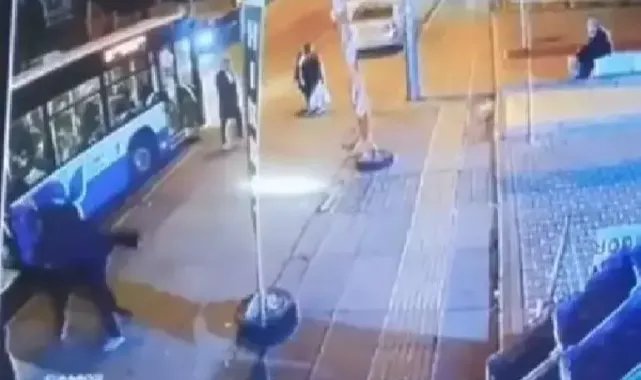 Otobüste tartıştı, indikten sonra bıçaklanarak ağır yaralandı