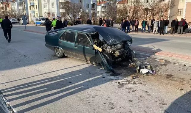 Otomobil, kırmızı ışıkta bekleyen işçi servisine çarptı