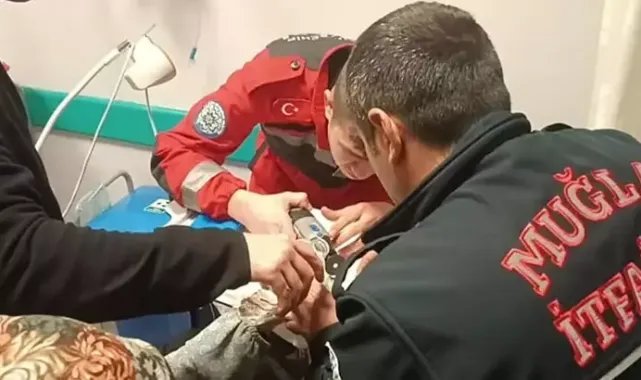 Parmağında sıkışan yüzüğü itfaiye çıkardı