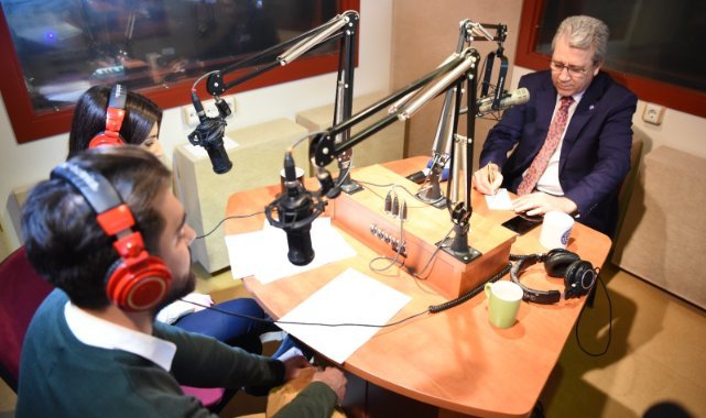 ‘Radyo Ege Kampüs’te öğrenciler radyoculuğunu mutfağında öğreniyor