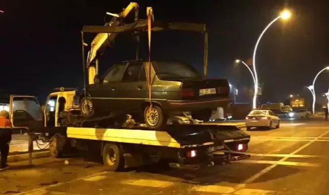Refüjdeki reklam panosuna çarpan otomobilin sürücüsü 2.93 promil alkollü çıktı