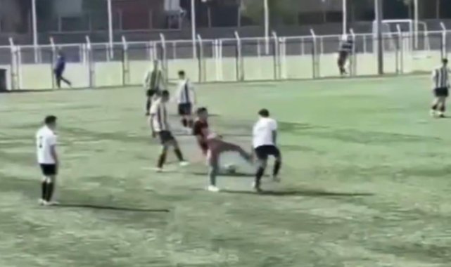 Sahaya giren taraftar, oyunculara saldırdı