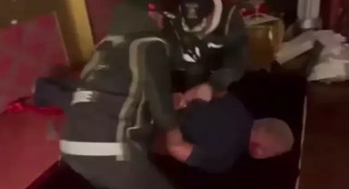 Şahinler suç örgütü yöneticisi yatak odasındaki gizli bölmede yakalandı