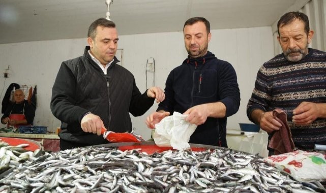 Seferihisar'da büyük ilgi: Ahmet Aydın pazar yerinde halkla iç içe