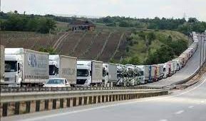 Sınırda TIR kuyruğu 30 kilometreyi buldu, sürücüler taş dizip yolu ulaşıma kapattı