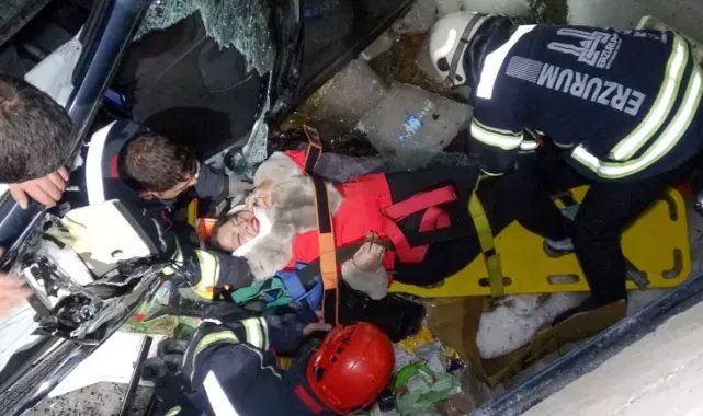 Su kanalına düşen otomobilden yaralı çıkan sürücü, araçta sıkışan eşinin kurtarılmasını bekledi