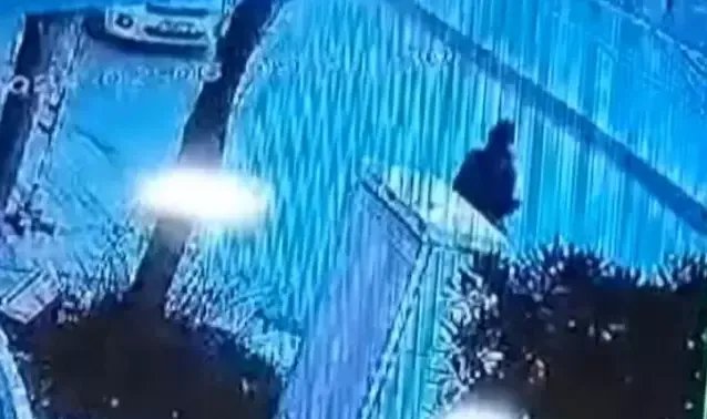 Sultangazi'de geri manevra yapan minibüsün altında kalarak yaralandı