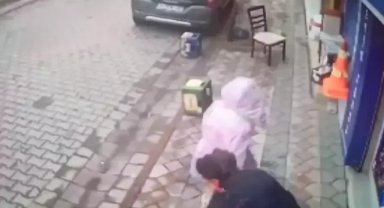 Sultangazi'de hırsız küçük kızın elindeki parayı çalıp kaçtı