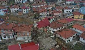 Tokat'ta heyelanla 2'ye ayrılan köyün taşınıp taşınmayacağı jeolojik inceleme sonrası belli olacak