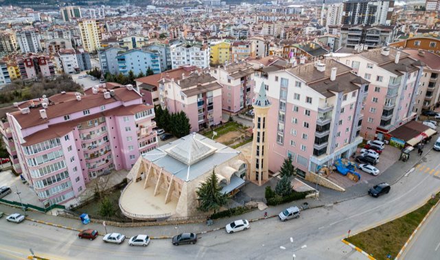 Tokat’ta uzay mekiği minareli cami dikkat çekiyor
