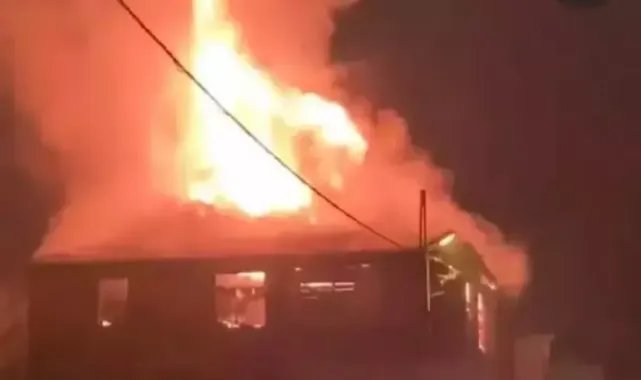 Tuzla'da 2 katlı binanın çatı katı alev alev yandı