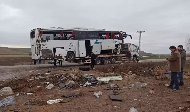 Yozgat'ta yolcu otobüsü devrildi