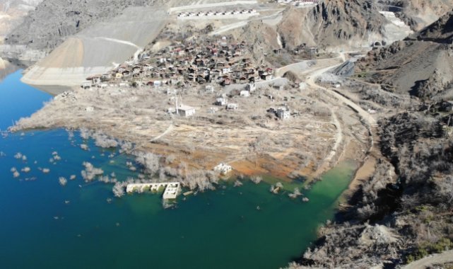 Yusufeli Barajı’nın yapılması ile sular altında kalan köy baraj suları çekilince yeniden ortaya çıktı
