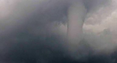 Zeytin ağaçlarını yerinden söken devasa hortum cep telefonuyla görüntülendi