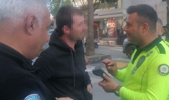 Alkolmetreyi üflemeyi reddetti, "Eşim üflesin" dedi