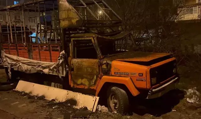 Ataşehir'de park halindeki hurda kamyonet alev alev yandı