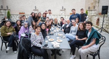 Başkan Soyer, Buca’da 24 saat yaşayan kütüphanede gençlerle buluştu