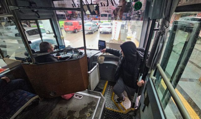Bu şoför yolcularını dualarla karşılayıp dualarla uğurluyor