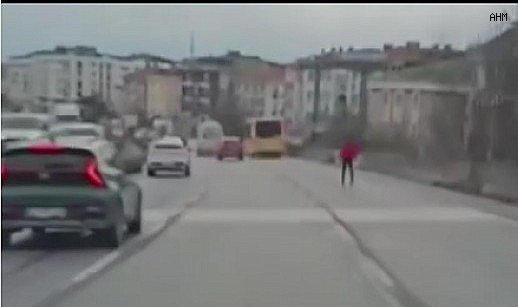 Büyükçekmece’de E-5’te gençlerin tehlikeli paten oyunu