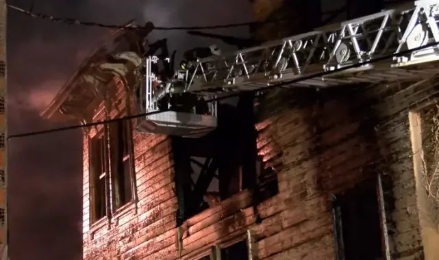 Büyükçekmece'de tarihi bina alev alev yandı