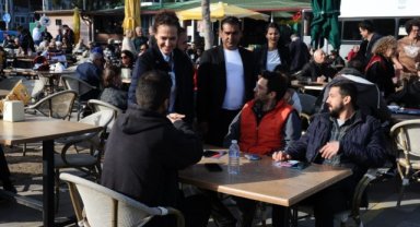 CHP Karşıyaka Adayı Ünsal sahilde halkla buluştu