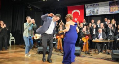 Çiftçioğlu sahnede oynadı, koroyla şarkı söyledi