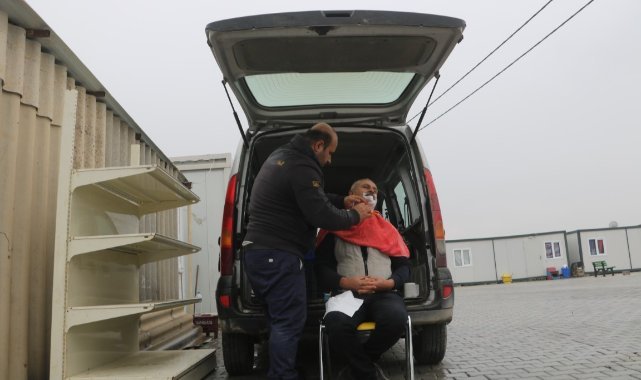 Depremde dükkanını kaybeden afetzede berberden seyyar çözüm