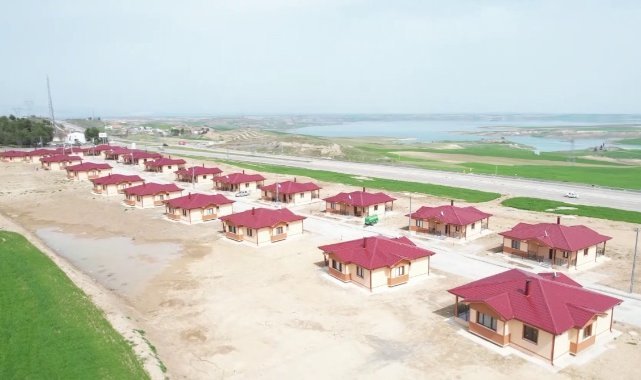 Depremzedeler teslim alıp yerleştikleri köy evlerinden oldukça memnun