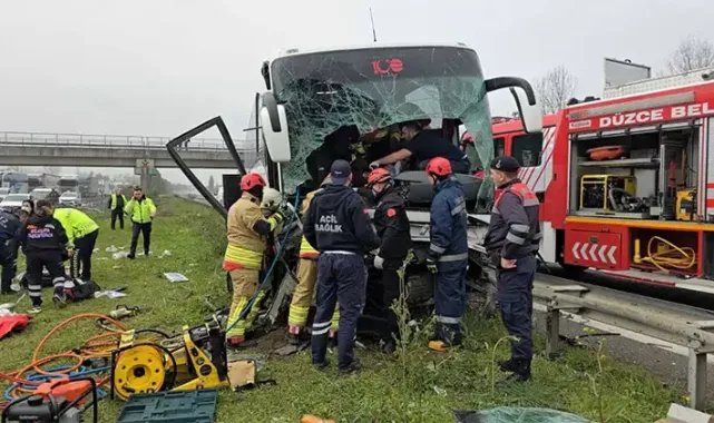 Düzce'de yolcu otobüsü, TIR'a ve bariyerlere çarptı