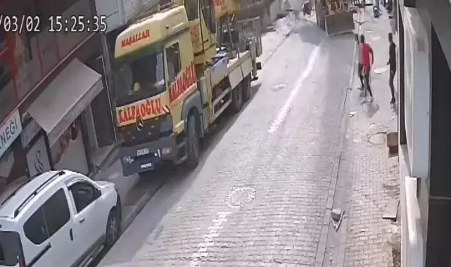 Esenyurt'ta cami minaresi indirilirken düştü