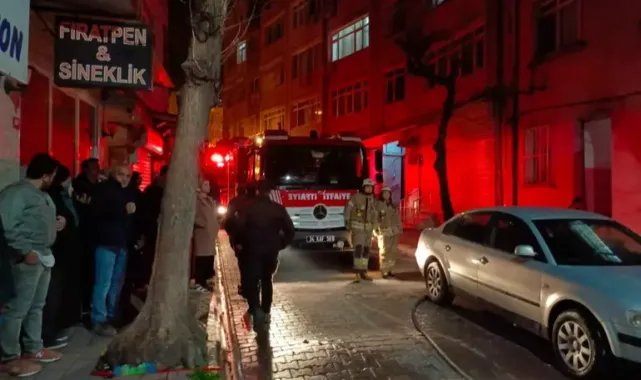 Fatih'te 5 katlı binada yangın; itfaiye dar sokaklarda alevlere müdahalede zorlandı