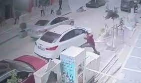 İnşaattan düşen kapı gencin kafasına düştü