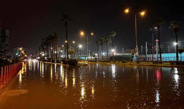 İskenderun’da şiddetli yağışla birlikte caddeler göle döndü