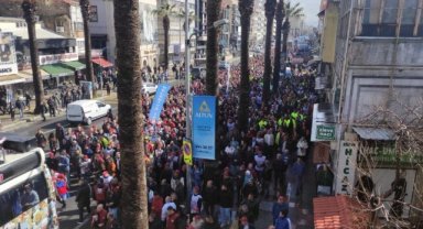 İzmir'de zam teklifini kabul etmeyen yüzlerce belediye işçisi sokağa indi