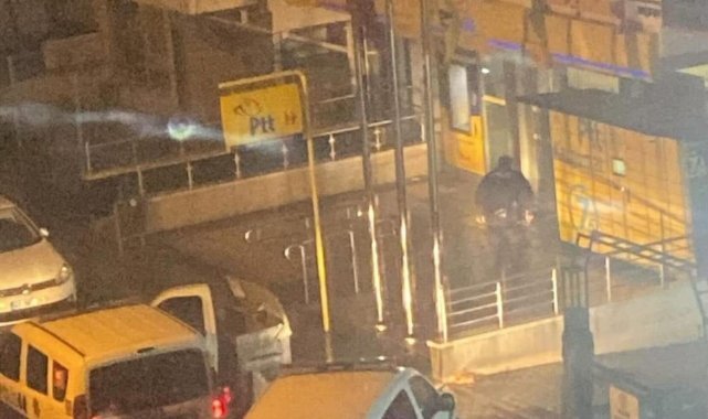 Kargosunu teslim alamayan şahıs PTT şubesinin camlarını kırdı
