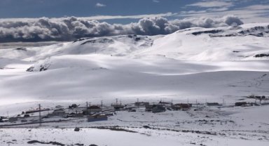 Kars’ta evler kar altında kaldı