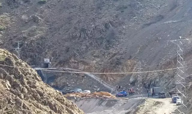 Krom madeninde işçilerin üzerine taş düştü
