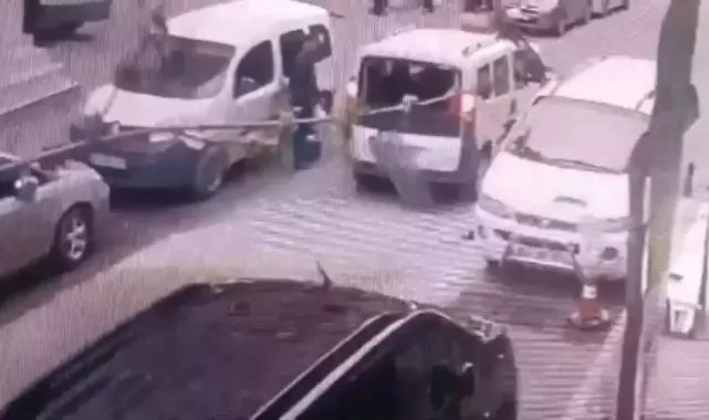 Küçükçekmece'de skuter hafif ticari araca çarptı